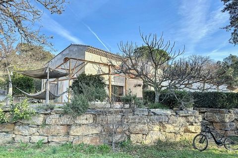 Dans un parc arboré d'environ 1,5HA cette maison de campagne, a pied du village de Grimaud, au calme et de plain-pied avec surface totale de 360m². La villa se compose d'un grand séjour avec poutres apparentes, une cuisine ouverte, deux chambres part...