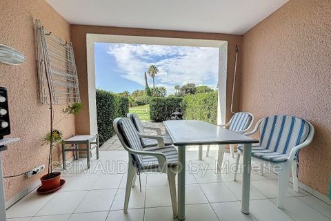 Bel appartement en rez de jardin avec terrasse en forme loggia et jardinet en jouissance privatif dans résidence securisé, au calme, a pied des plages se composant : séjour avec kitchenette, salle de bains avec wc, chambre avec rangements. Place de p...