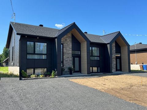 Nouveau! À vendre Laurier-Station en construction, jumelé entièrement complété sur les deux niveaux. Magnifique cuisine avec ilot. Planchers et escalier en bois franc. En plus d'une salle d'eau, il vous offre une salle de bains complète avec douche e...