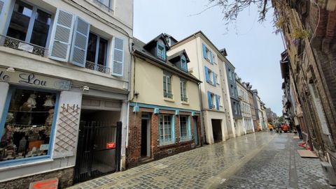 This very pretty, exceptional 17th century Honfleur house is located in the newly paved and commercial Rue Haute. Completely renovated, from cellar to ridge, fabulously economical, this charming house can be divided into two separate apartments, or i...