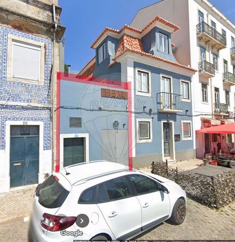 Building in full ownership, located in the Parish of Alcântara. A traditional neighborhood with a large flow of tourists, with access to the main points of the city of Lisbon. Sold in its current state of preservation. The building consists of 4 floo...