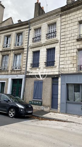 Vous souhaitez investir dans l'hyper centre de Vendôme ! A vendre immeuble de rapport comprenant 4 studios et 1 appartement en duplex. Le tout est actuellement loué pour un loyer mensuel de 1682.08.