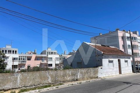 Investimento para construção Parcela de terreno com 1.175m2 de área, situada no Feijó, junto a Corroios, em urbanização de construção de média densidade (4 pisos acima do solo). Descrição: Situada entre edifícios de uma urbanização de construção rece...