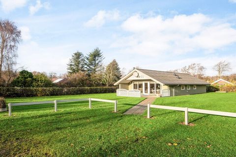 Traditionelles Ferienhaus auf einem attraktiven Rasengrundstück unweit des Hafenortes Bork Havn. Das hell und funktional eingerichtete Haus bietet vier Schlafzimmer mit mehr als die benötigten sechs Schlafplätze, sodass es Ausweichmöglichkeiten gibt....