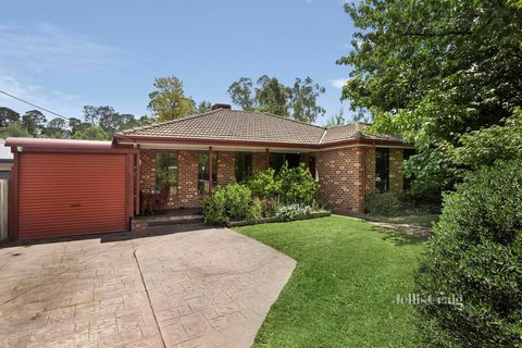 Nichée dans un quartier familial tranquille, avec un jardin convoité orienté au nord adossé directement à la brousse luxuriante du sentier Brushy Creek, cette maison spacieuse offre deux espaces de vie séparés, une grande terrasse couverte et une cha...