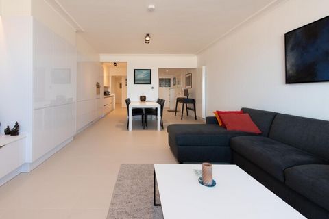 Cet appartement de 2 chambres récemment construit est situé au 2ème étage de la prestigieuse tour Residentie Ensor II, située dans le quartier d'Oosteroever. Il dispose d'une terrasse spacieuse avec mobilier de salon, parfaite pour se détendre en ple...