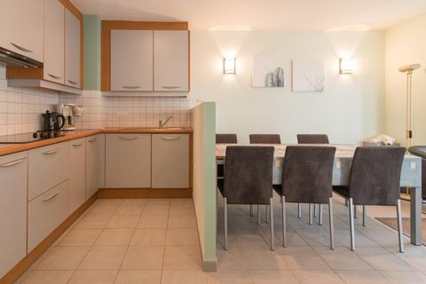 Cet appartement de 2 chambres récemment construit est situé au 2ème étage de la prestigieuse tour Residentie Ensor II, située dans le quartier d'Oosteroever. Il dispose d'une terrasse spacieuse avec mobilier de salon, parfaite pour se détendre en ple...