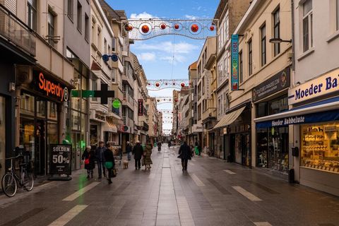 Bel appartement avec vue frontale sur la mer et deux chambres. Le salon spacieux et la cuisine ouverte offrent une vue imprenable sur la jetée. À l'arrière se trouvent deux chambres avec vue sur le centre-ville. Dans le hall d'entrée, il y a un vesti...