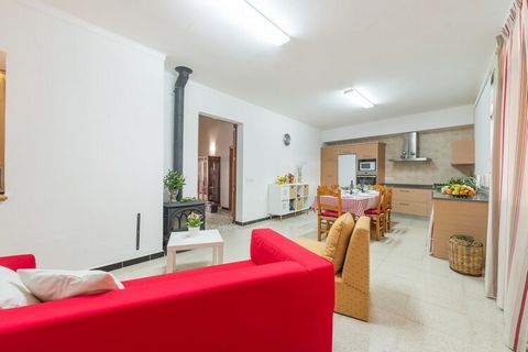 Cette charmante maison mitoyenne est idéale pour une escapade estivale en famille ou entre amis. Commencez votre journée avec un petit-déjeuner sur la véranda, donnant sur la piscine privée d'eau salée (8 x 3,2 mètres, profondeur 1,1-1,6 mètres). L'e...