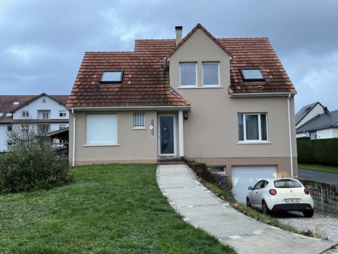 Au calme, charmante maison comprenant une belle partie jour d'un seul tenant donnant sur terrasse et jardin, une suite parentale (chambre, douche et dressing), toilettes au rez-de-chaussée ; à l'étage, salle de bain et quatre chambres supplémentaires...