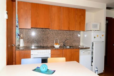 The apartment in Estartit, with capacity for 4/5 people, has 2 bedrooms and is 55 m². This modern and nicely furnished apartment is strategically located 200 m from the supermarket, 350 m from the sandy beach, 500 m from the town centre, 9 km from th...