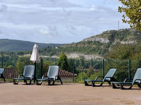 Située dans la charmante commune de Cajarc (46160), à proximité de lieux touristiques , cette maison bénéficie d'un emplacement idéal au cœur d'une jolie résidence de vacances offrant à ses résidents l'accès à une piscine commune avec vue , terrains ...