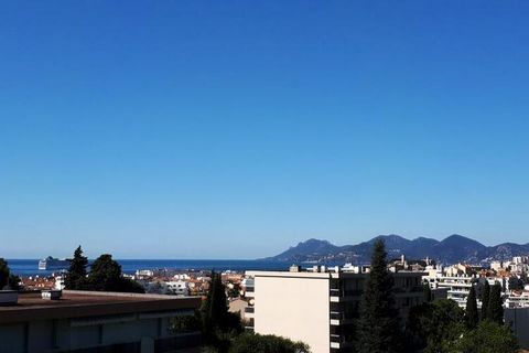 Magnifique appartement de 80 mètres carrés avec 2 BALCONS situé dans une Résidence calme avec PISCINE. Array Je vous accueille dans mon bel appartement de 80 mètres carrés avec 2 balcons, au 3ème et dernier étage avec ascenseur. Il est situé dans une...