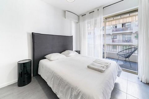 Situé à deux pas de la Croisette, juste à côté de l'hôtel Carlton vous apprécierez ce 4 pièces pour son emplacement et sa rénovation récente.  Array Ce bel appartement traversant est composé d’un agréable séjour, une cuisine entièrement équipée, une ...