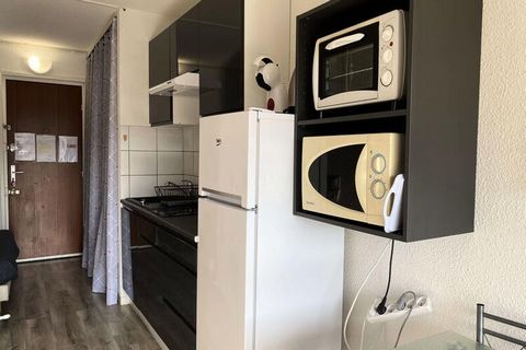 RESIDENTIE LE SEVIGNE VI. T1 uitgerust met wifi en airconditioning op 100 meter van de thermale baden en dichtbij winkels. Dit appartement bestaat uit een slaapgedeelte met tweepersoonsbed (140x190), een ingerichte keuken (wasmachine, koelkast/vrieze...