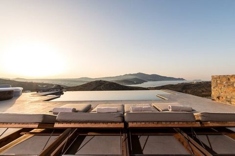 Hoog op de ruige heuvels boven het gouden zand en kristalheldere water van Ftelia Beach, biedt deze villa een weids panoramisch uitzicht over de baai en de omliggende rotsachtige landschappen. Gelegen op slechts een korte rit van het charmante dorp A...