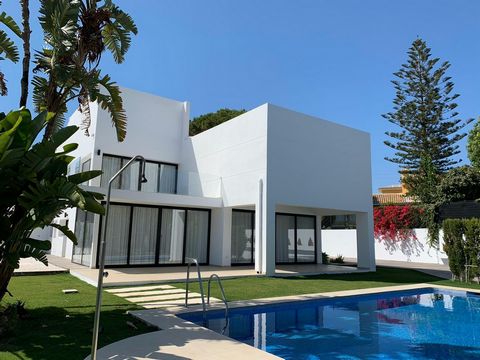 Villa - Chalet, San Pedro de Alcántara, Costa del Sol. 4 Dormitorios, 5 Baños, Construidos 370 m², Terraza 50 m², Jardin/Terreno 1151 m². Posición : Cerca de Golf, Cerca de Puerto, Cerca de Tiendas, Cerca del Mar, Cerca de Marina, Urbanización. Orien...