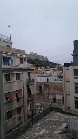 Mehrfamilienhaus in Athen, renoviertes neoklassizistisches Gebäude mit Blick auf die Akropolis: Geschäft im Erdgeschoss: Das Geschäft im Erdgeschoss hat eine Fläche von 95,70 m². Wohnung im ersten Stock: Die Wohnung im ersten Stock hat eine Fläche vo...