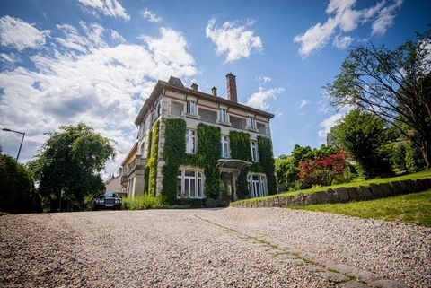 Vestige de la flamboyance des années industrielles vosgiennes, cette maison de maître a été restaurée par les propriétaires actuels. L'authenticité des lieux a été préservée : mosaïque au sol pour l'entrée, vitraux pour les menuiseries du salon, esca...