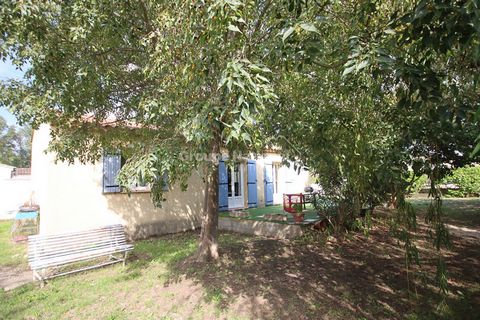 How pleasant it is to enter this housing estate. Flowery, well maintained, it is above all quiet and residential. As we move forward in the cul-de-sac, we discover the house. On one level, neat, its living room and three bedrooms are waiting for you....