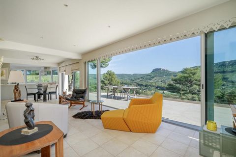 Una posizione privilegiata con un'ampia vista sulla campagna cassia, su Cap Canaille e sul mare. Questa proprietà situata su un terreno di 5565m2 ci permette ancora di staccare il terreno e costruire una seconda casa, che rappresenta uno straordinari...