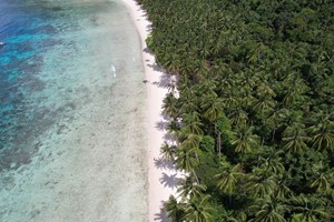 Eingebettet im Herzen des Unterbezirks Matak von Anambas, ist Batu Garam West, North Bay 2 ein atemberaubender Rückzugsort an der Küste mit fast 130 Metern unberührtem weißen Sandstrand, eingerahmt von sich wiegenden Kokospalmen und einer markanten G...