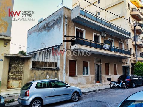 Vendesi un edificio di due piani su un terreno di 337mq, a Kaminia, Pireo. Ha una facciata di 14 m su una strada larga 10 m e un edificio residenziale a due piani di 3 appartamenti, piano terra 103 mq e 2 appartamenti. 63mq al 1° piano. Dispone inolt...