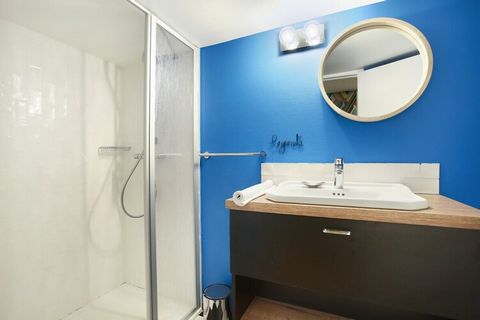 Ce grand studio lumineux, entièrement équipé et décoré avec goût vous fera vivre une escapade parisienne intense et inoubliable. L'appartement est entièrement climatisé. Situé au cœur de Paris, à 7 minutes de l'HOTEL DE VILLE. Un quartier animé avec ...