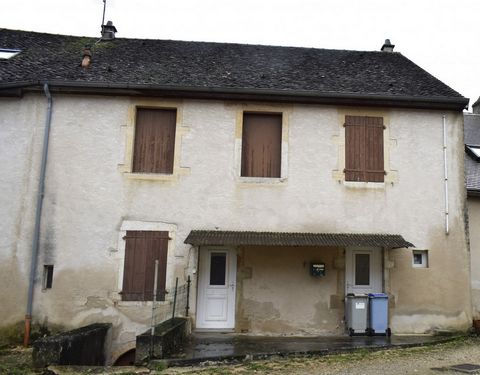 Im Herzen des Jura im Stadtzentrum von Beaufort, ideal gelegen an der Achse Lons-Le-Saunier/Bourg-en-Bresse, befindet sich ein Haus von 120 m2, bestehend aus 3 Schlafzimmern, einer Küche, einem Wohnzimmer und einem Badezimmer. Haus derzeit vermietet,...