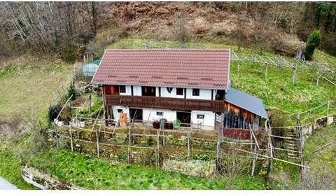 Een oude boerderij in Dobovec pri Rogatcu staat te koop. Het huis is gelegen aan de hoofdweg die Rogatec en de grensovergang Lupinjek (Kroatië) met elkaar verbindt. Het ligt op ongeveer 2,3 km van de grensovergang met Kroatië en op 5,7 km van Rogatec...