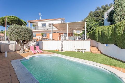 La amplia y luminosa casa en Sant Crist de Cabrils destaca por sus espacios generosos y vistas increíbles, ofreciendo numerosas posibilidades para disfrutar. Al entrar, un recibidor espacioso da la bienvenida a una vivienda llena de luz donde en la p...