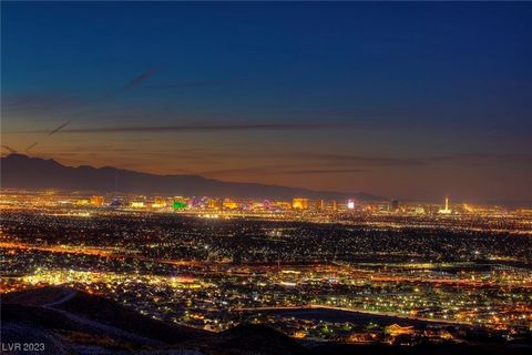 Bienvenue à MacDonald Highlands, la communauté la plus exclusive de Henderson, NV. MacDonald Highlands est connu pour ses vues les plus spectaculaires et les plus panoramiques de Las Vegas sur toute la ville, les Red Rock Mountains et le célèbre Stri...