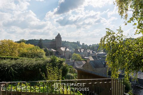 In idealer Lage im Zentrum der malerischen Stadt Fougères zeichnet sich diese freistehende Steinresidenz mit anglonormannischem Akzent durch ihr weitläufiges Volumen und ihre schöne Ausstattung aus. Das Erdgeschoss verfügt über eine charmante Eingang...