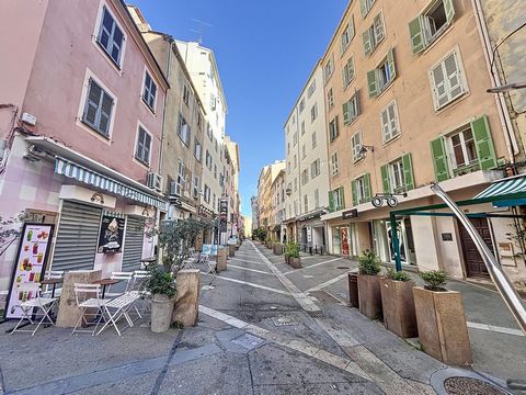 Le Bon'Appart vous propose à la vente sur la commune d'Ajaccio, rue fesch en hyper centre ce bien lumineux vue mer situé au 5 éme étage sans ascenceur. il est à proximité immédiate du marché, des écoles, des commerces, des transports et de toutes les...