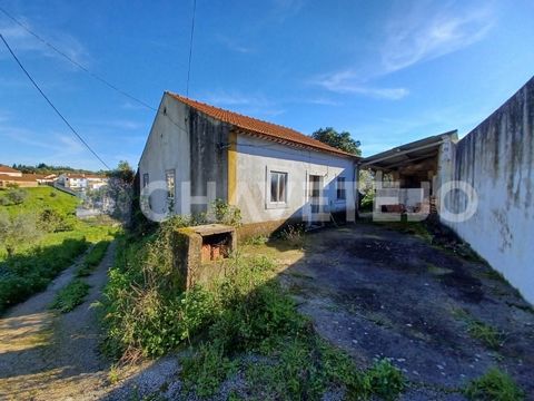 Altes einstöckiges Haus mit Weinkeller und verschiedenen Abstellräumen zum Umbau 6,5 km von Tomar entfernt. Das Haus besteht aus zwei Schlafzimmern, einem Wohnzimmer, einer Speisekammer, einer Küche und einem Badezimmer. Das Anwesen hatte bereits Was...