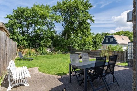 Deze vakantiebungalow is centraal gelegen in het autovrije park Garnekuul in Callantsoog. De lichte, tuingerichte woonkamer met openslaande deuren verbindt de woonkamer direct met de ruime tuin. Heerlijk op zomerse dagen. De omheinde tuin is ruim en ...