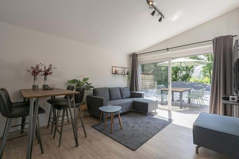 Luxe en modern ingerichte bungalow dichtbij de duinen en het strand. De Blenck 29 is een fantastische bungalow voor stellen die houden van luxe en privacy. Het vakantiehuis ligt op slechts een paar honderd meter van het strand en ook het dorpscentrum...