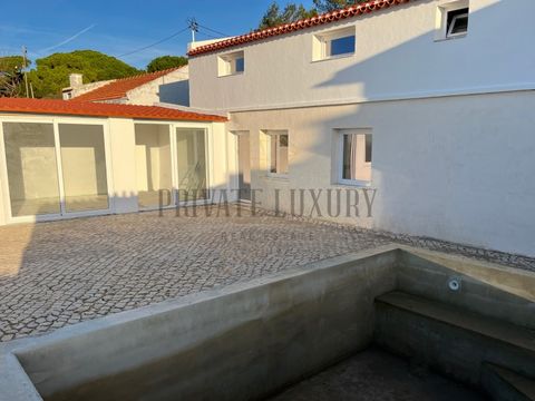 3 bedroom villa with swimming pool and stunning views of Lisbon, located in Azeitão. Fully renovated, this property is perfect for those looking for comfort and tranquillity. Upon entering, you are greeted by the large hall that opens onto the living...