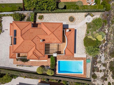 Located in Óbidos. Nestled in the serene and picturesque Praia del Rey, on Portugal's Silver Coast, this exquisite freestanding house is a mere 500 meters from the beach, offering unparalleled sea views and overlooking a lush golf course. This proper...