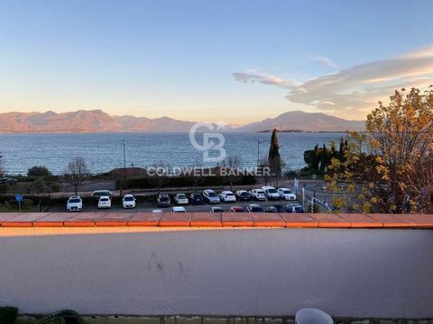 Ático con espectacular terraza con vistas al lago en Rivoltella A tiro de piedra del centro de Rivoltella, ofrecemos a la venta un ático completamente renovado con una extraordinaria terraza de 50 m2 que ofrece una impresionante vista al lago. Ubicad...