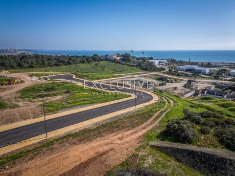 Een kans om je droomhuis te ontwerpen en te bouwen op een van de meest begeerde terreinen in de Algarve, waar grote privépercelen met vrij uitzicht op zee slechts een wandelingetje naar het 4 km lange strand van de enige echte Meia - Praia zijn. De g...