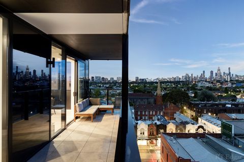 Dit moderne, stijlvolle appartement ligt op een locatie gericht op lifestyle en biedt flexibele woonruimtes, verzadigd met natuurlijk licht en een ongelooflijk panoramisch uitzicht op het CBD. Gelegen in het hart van South Yarra, vlak bij Chapel Stre...