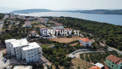 En las inmediaciones de Trogir, mediamos en la venta de un edificio residencial de 22 apartamentos, construcción de calidad y diseño moderno, a 600m del mar. El apartamento 12 está ubicado en el primer piso del edificio, el interior es de 53.73m2, y ...