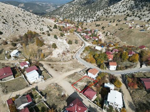 Baugrundstück zum Verkauf für ein zweistöckiges Gebäude im Dorf Çağlarca, Antalya Konyaaltı Das Baugrundstück befindet sich im Dorf Çağlarca, Antalya Konyaaltı. Das Dorf Çağlarca empfängt täglich viele Besucher, da es in der Nähe des Skizentrums Sakl...