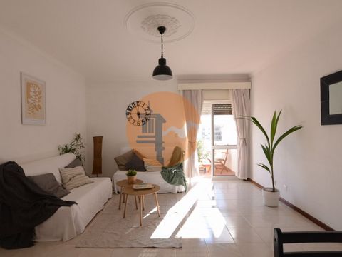 Nous vous présentons ce charmant appartement 1 chambre situé au 4ème étage d'un immeuble sans ascenseur, à Vila Real de Santo António. Cette propriété se distingue par sa grande terrasse et ses charmantes vues sur la ville. En entrant, vous êtes accu...