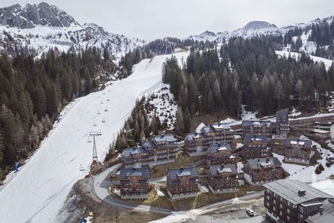 Dit charmante chalet van 75 m² is geschikt voor maximaal 4 gasten, verdeeld over 2 verdiepingen. Het beschikt over 2 gezellige slaapkamers, elk met een tweepersoonsbed, en 2 badkamers met een douche en toilet. De volledig uitgeruste keuken is perfect...