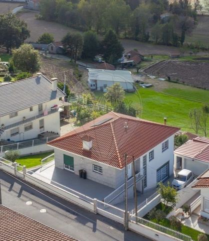 Tweegezinswoning te koop in Airão Santa Maria, Guimarães – Volledig gerenoveerd Deze tweegezinswoning als nieuw , slechts 1 jaar geleden gerenoveerd, biedt een unieke kans voor wie op zoek is naar een ruime, moderne en instapklare woning. Gelegen in ...