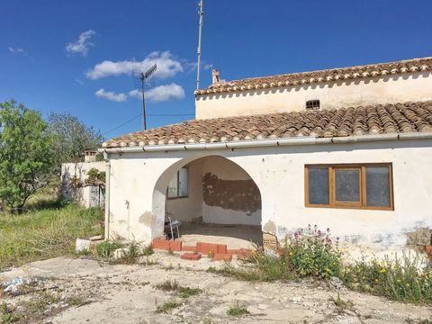 Maison de campagne à  vendre à  Benissa Avec 5600m2 de terrain et une construction de 240m2 Face au sud et à  2 km du village