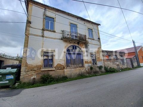 Zweistöckiges Gebäude mit traditioneller Architektur, ideal für die Sanierung, bestehend aus einem Wohnbereich im ersten Stock und einer alten Mühle im Erdgeschoss, groß und vielseitig, mit einem charmanten Innenhof. Das Anwesen verfügt auch über ein...