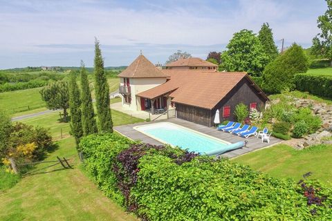 La Petite Tour ist ein geräumiges Haus mit verschiedenen teilweise überdachte Terrassen.